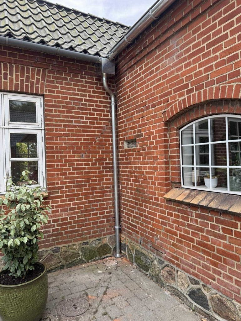 Ny tagrende og nedløb i zink på murermestervilla – udført af Vejenblik