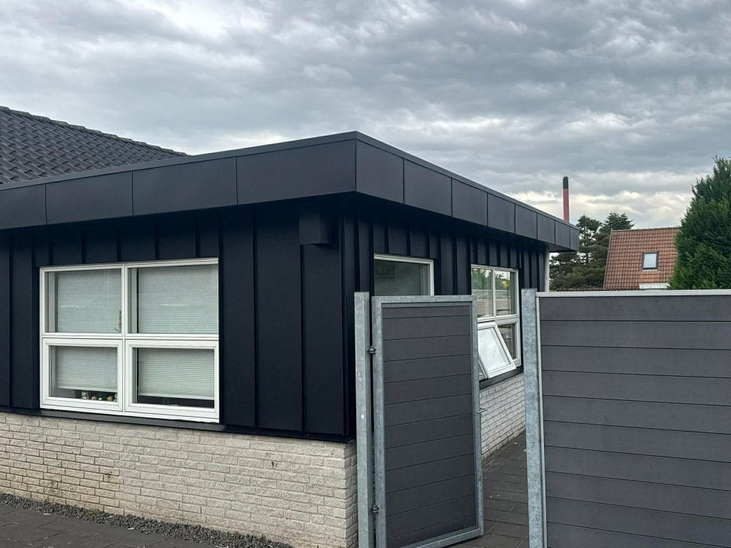 Facadeparti beklædt i sort aluminium med specialfremstillede inddækninger i Kolding – Vejenblik