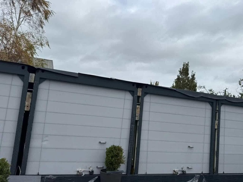 Carportanlæg før nye kantinddækninger – løs tagpap over kanterne, Haderslev
