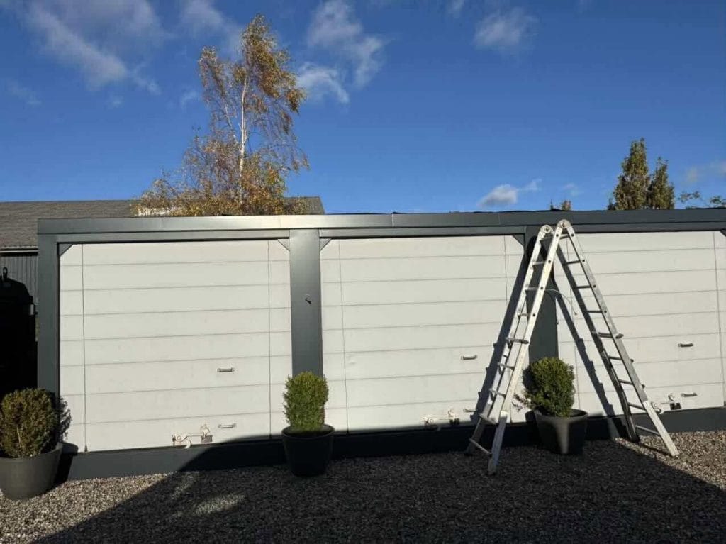 Carportanlæg med nye kantinddækninger i antracit aluminium i Haderslev – udført af Vejenblik