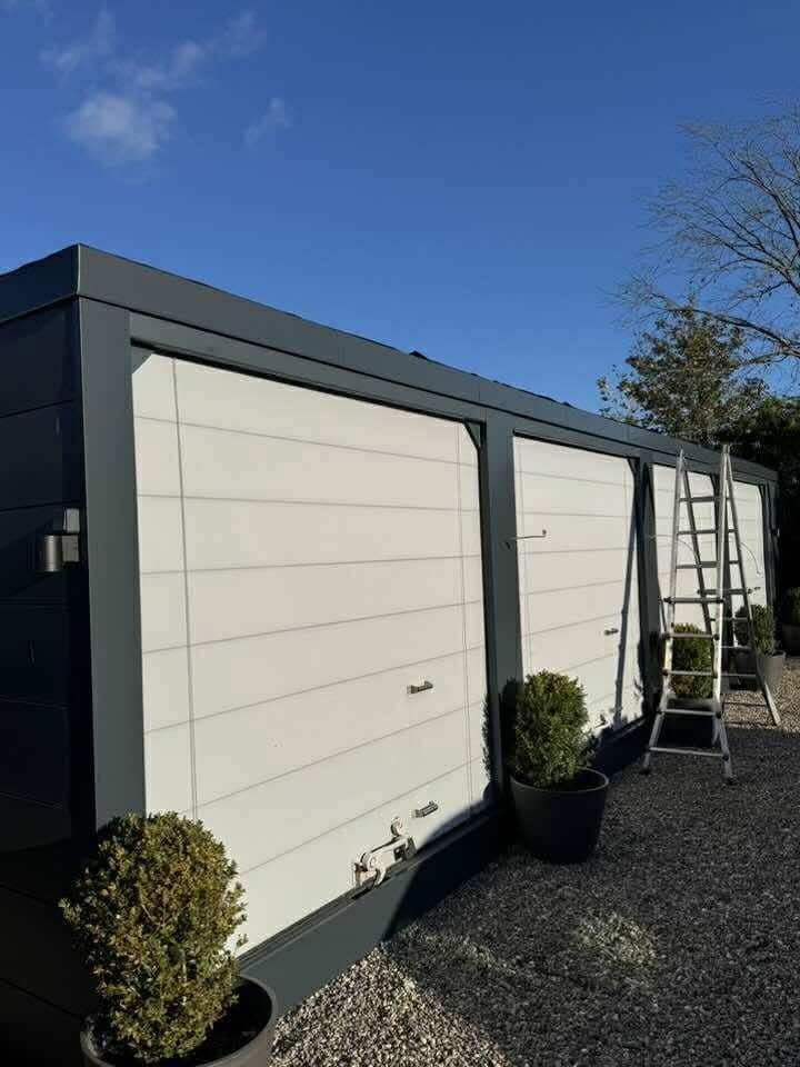 Hjørne og kantinddækninger i antracit aluminium på carportanlæg i Haderslev – Vejenblik