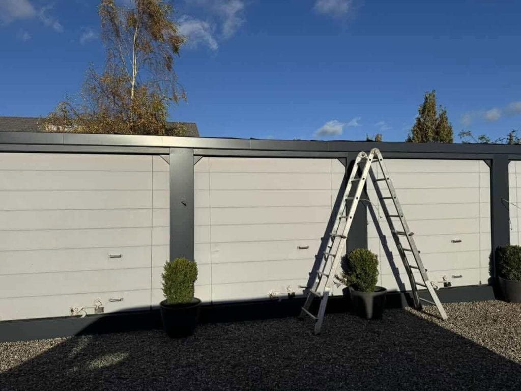 Montering af kantinddækninger på carportanlæg i Haderslev – Vejenblik