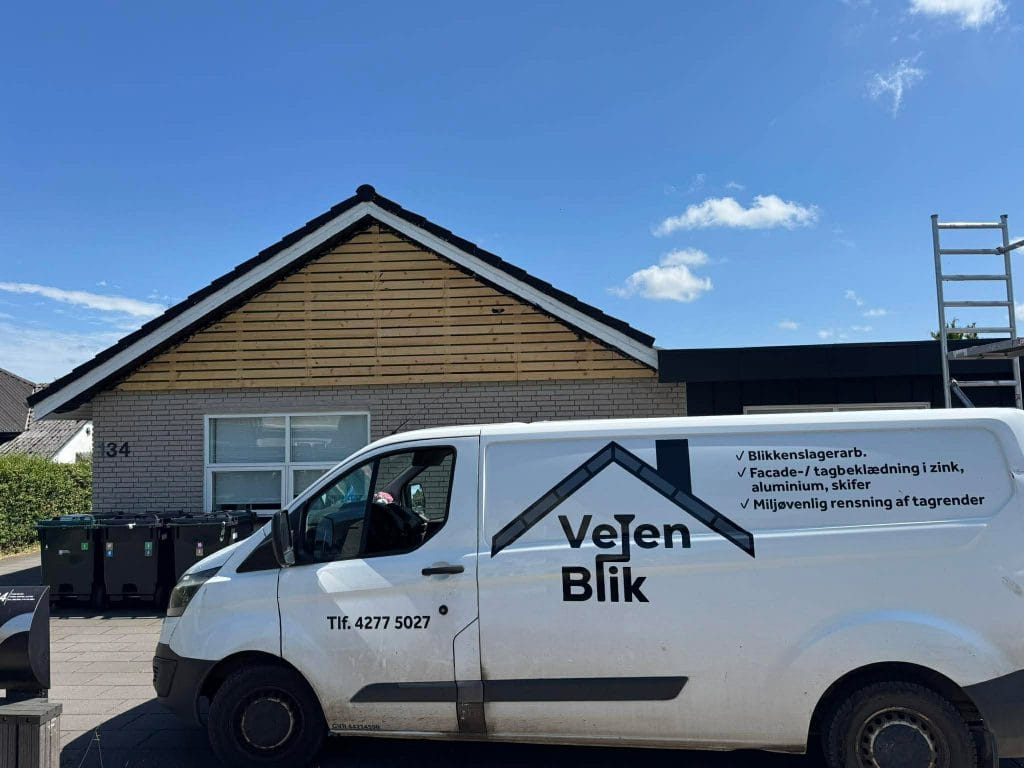 Gavltrekant før beklædning med afstandslister – Vejenbliks servicevogn foran hus i Kolding