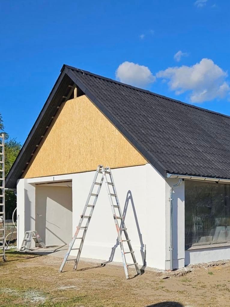 Gavltrekant med OSB-underlag før stående fals – garage i Ribe