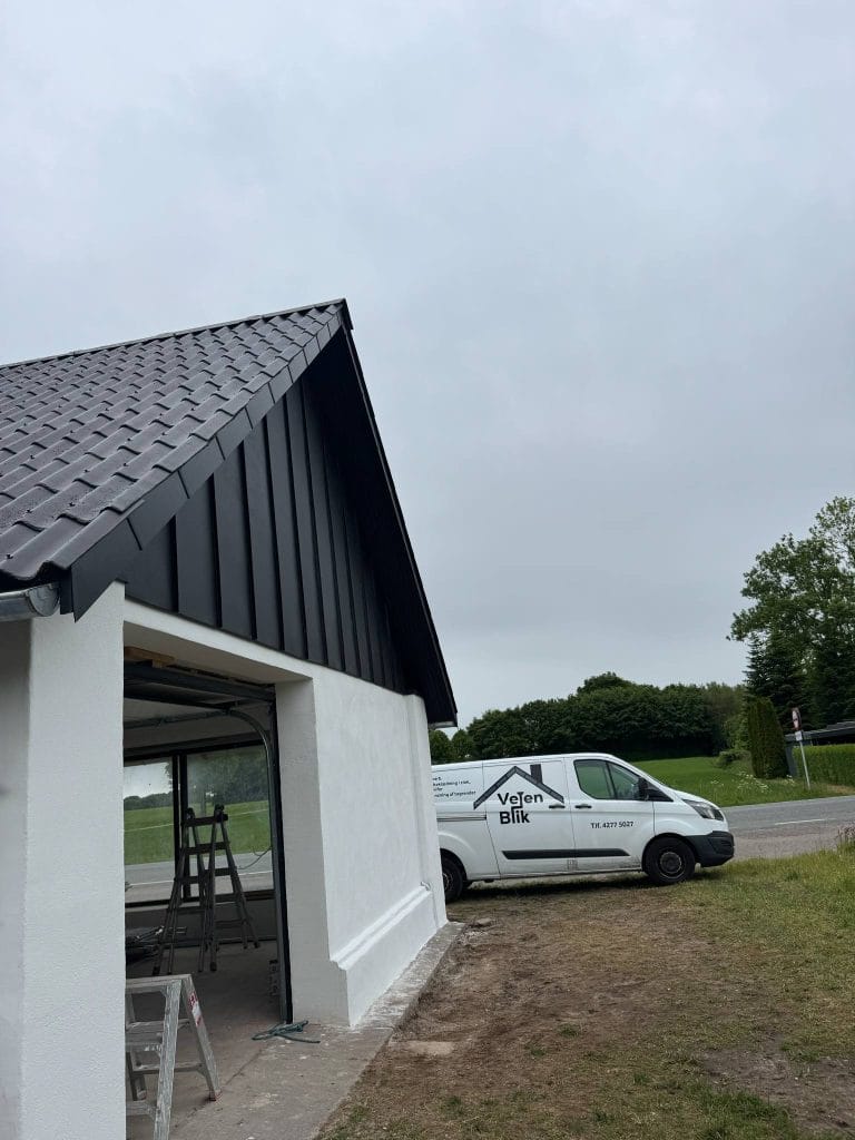 Færdig gavl i sort aluminium på garage i Ribe – Vejenblik