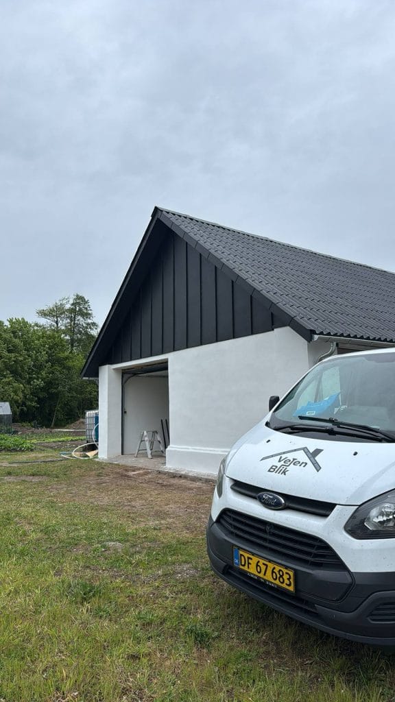 Sort aluminium i stående fals og vindskeder på garage i Ribe – Vejenblik på opgaven