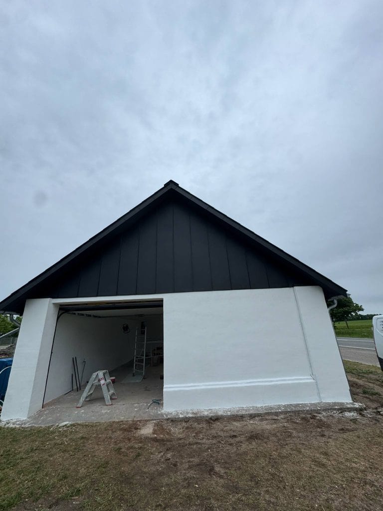 Gavltrekant beklædt med sort aluminium i stående fals i Ribe – udført af Vejenblik