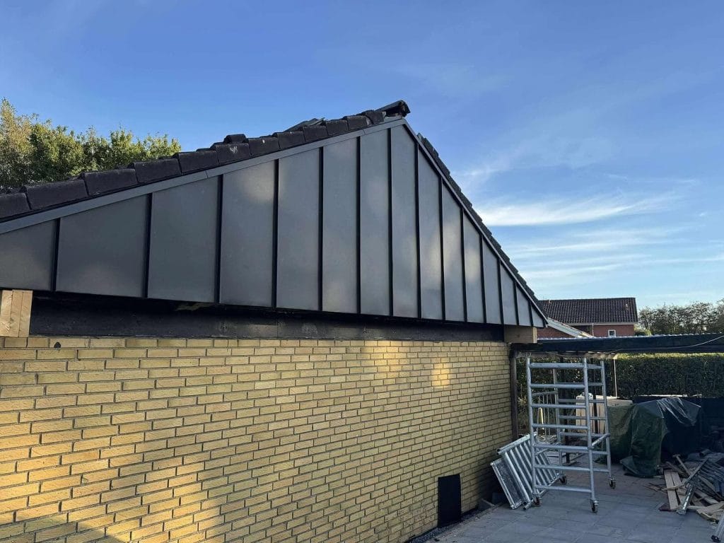 Gavl beklædt med sort aluminium i stående fals i Brørup – udført af Vejenblik