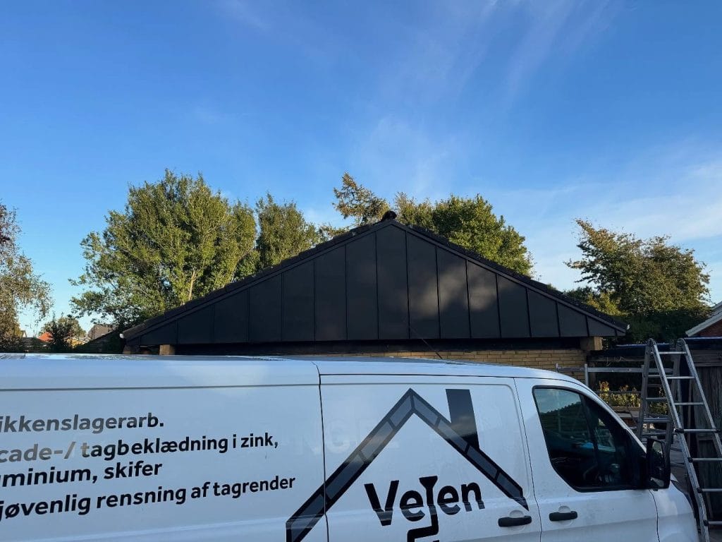 Færdig gavl i sort stående fals i Brørup – Vejenblik