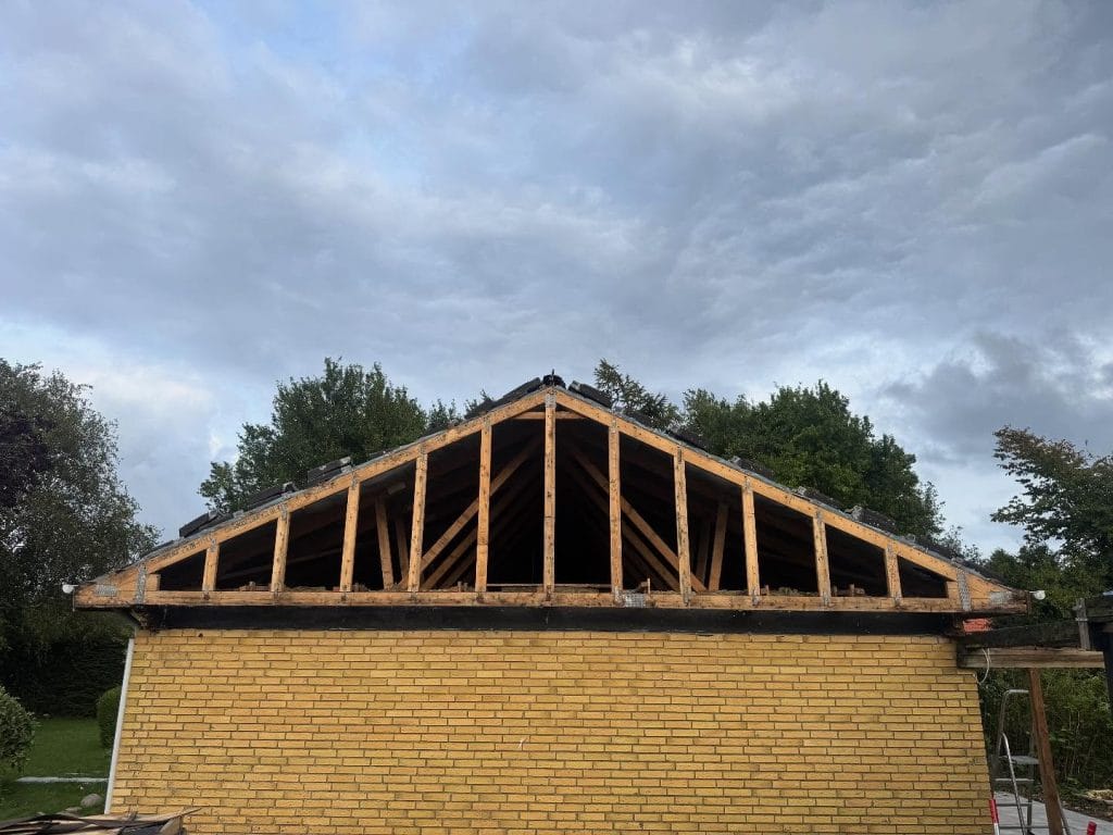 Gavl før beklædning – åben tagkonstruktion på hus i Brørup