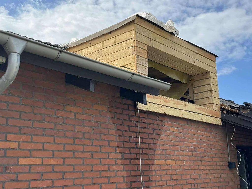 Kvist før beklædning – råt træ på hus i Holsted
