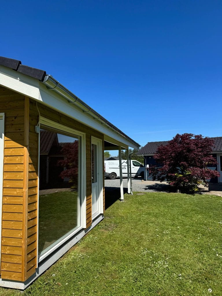 Nye zinktagrender på sommerhus ved Esbjerg – Vejenblik på opgaven