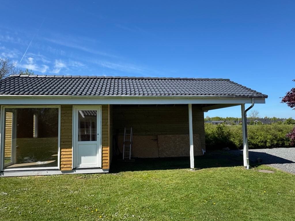 Sommerhus med nye zinktagrender ved Esbjerg – monteret af Vejenblik