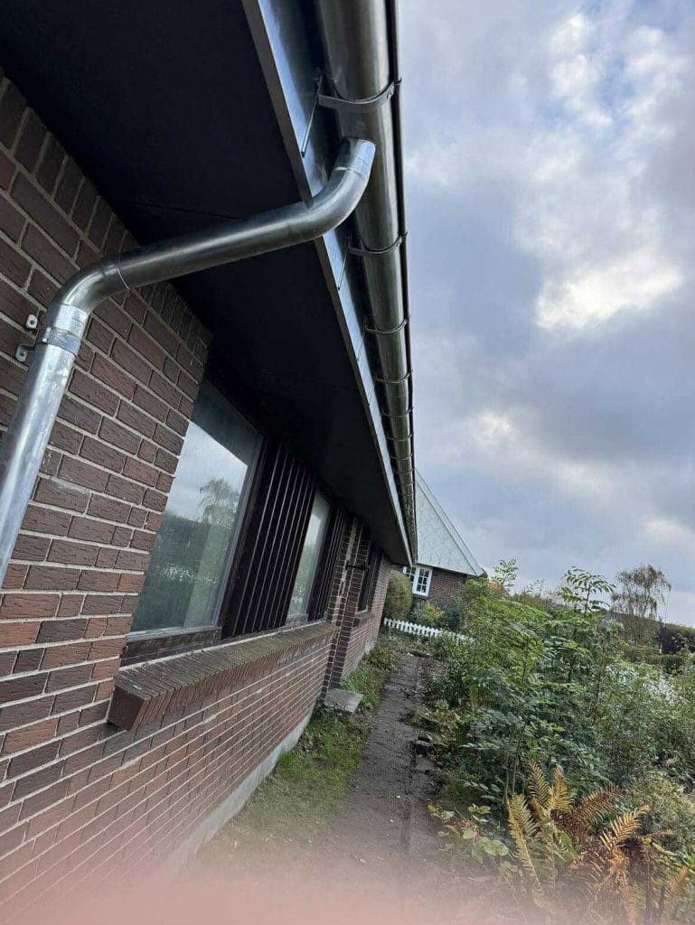 Nyt nedløbsrør og tagrende på villa i Fredericia – udført af Vejenblik