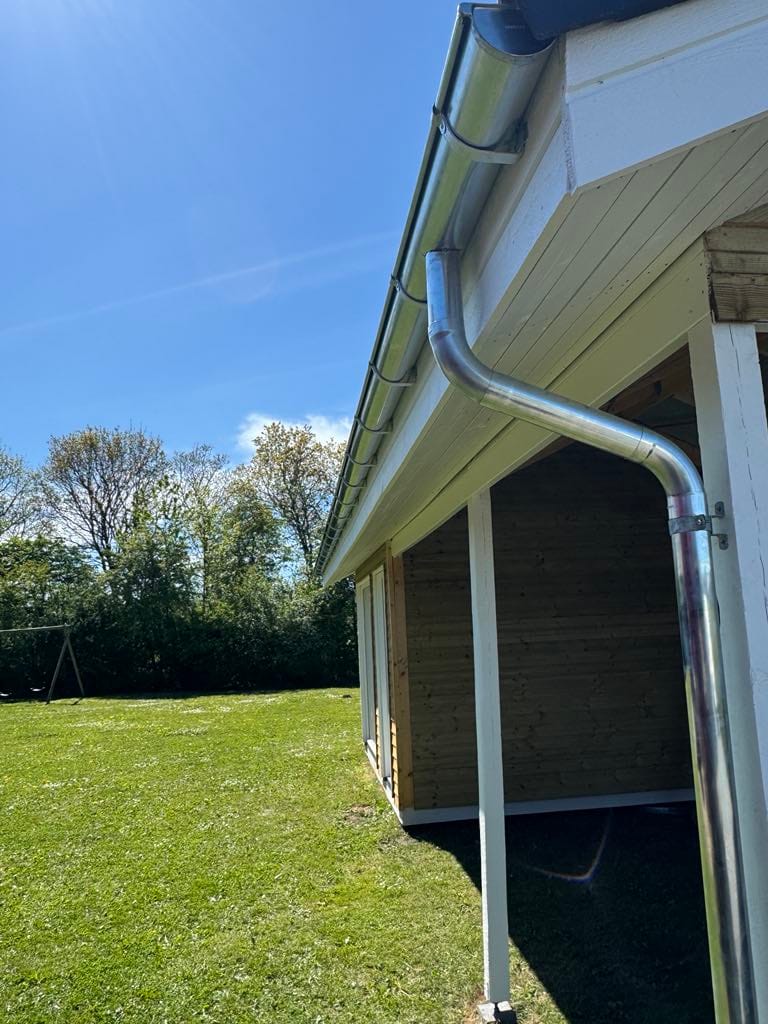 Ny tagrende og nedløb i zink monteret på sommerhus ved Esbjerg – udført af Vejenblik