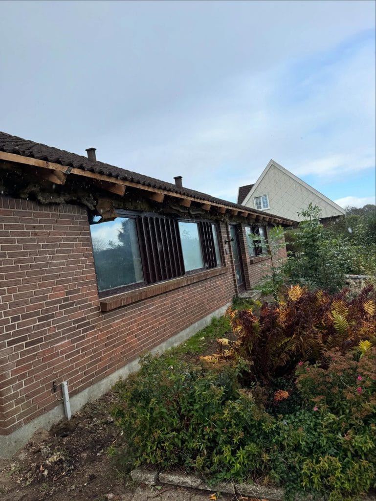 Udhæng før renovering – åbent udhæng uden stern og tagrender, Fredericia